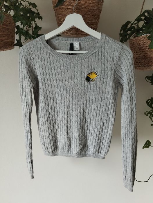 Bluzka dzianinowa, cienki sweter basic, haft cytryna, warkocze, szary