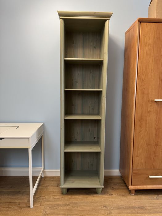 Zielony regał z płyty wiórowej