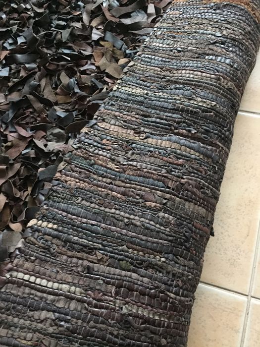 Carpete sala em couro cor chocolate.