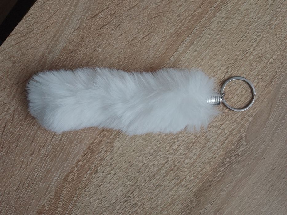 Brelok pompon futerko długi ogon biały