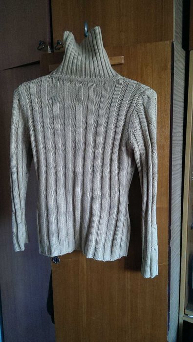 Красивый женский свитерок с ремешком