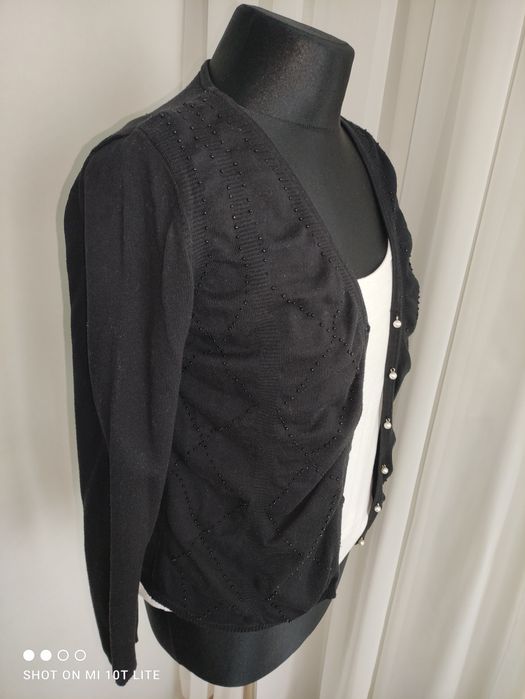Sweter z ozdobnymi guzikami
