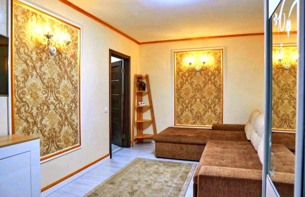 Квартира Центр Сахарова на 1 поверсі! Жалюзі на вікнах!