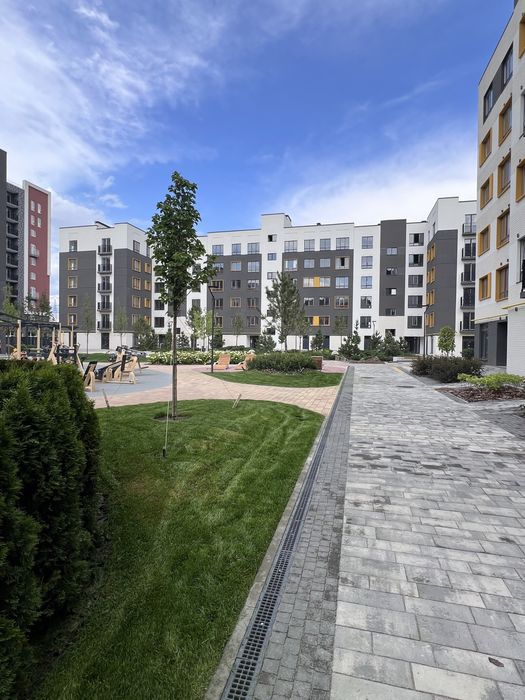 Комерція ЖК Молодість ! Фасад