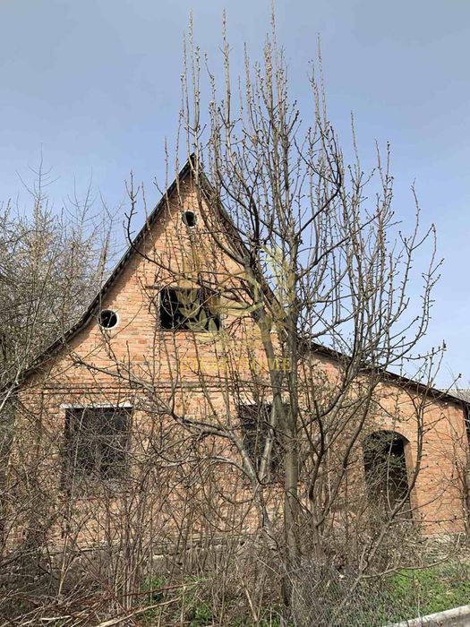 Продам земельну ділянку з недобудованим будинком в с.Почуйки