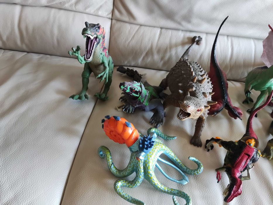 Vários bonecos dinossauros