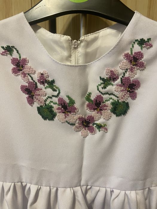 Вишите бісером плаття для дівчинки