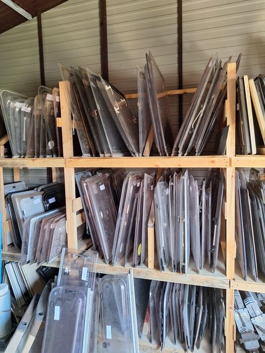 Szyba okno przyczepy kempingowej