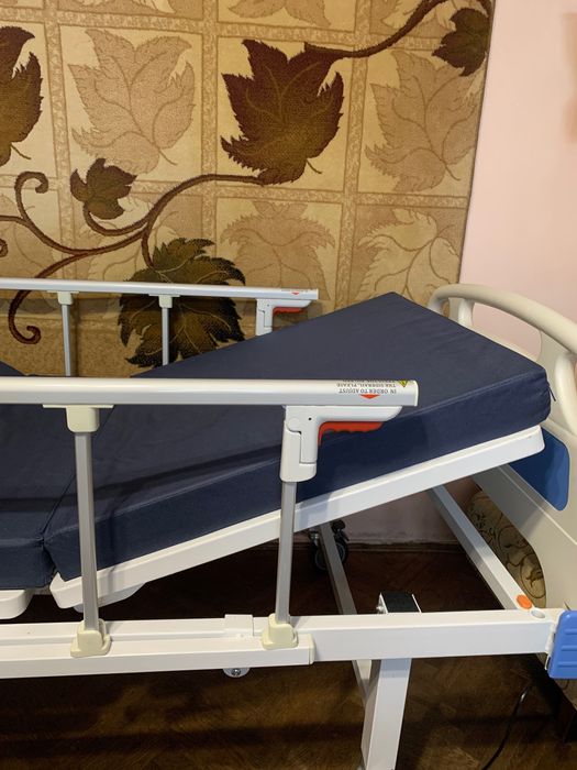 Медичне ліжко з ручним керуванням та ортопедичним матрацом