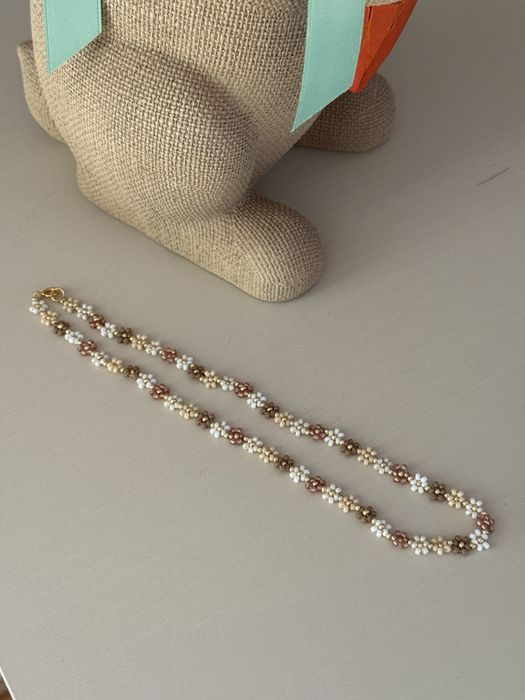 Naszyjnik stokrotki 42 cm choker beż zloto