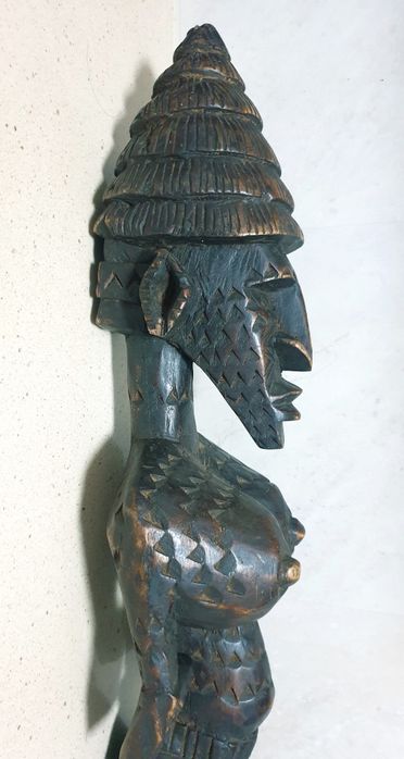 Grande antiga escultura da Deusa da fertilidade africana em madeira