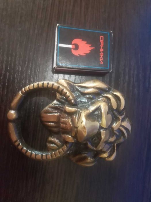 Ручка для дверей у вигляді лева, лев з кільцем стучалка молоток.