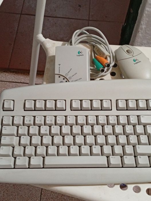 Teclado e Rato sem fios da Logitech com adaptador de conexão
