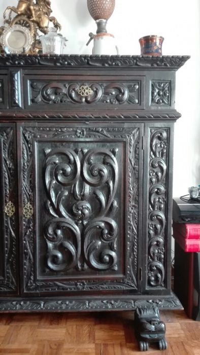 Armário antigo em bom estado