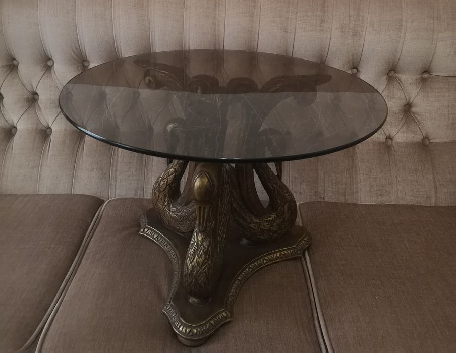 Mesinha com tampo de vidro.