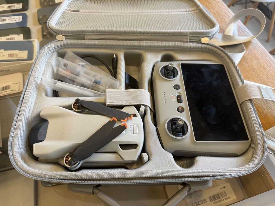 Drone DJI Mini 3 + (Controlo DJI RC com Ecrã) + Acessórios