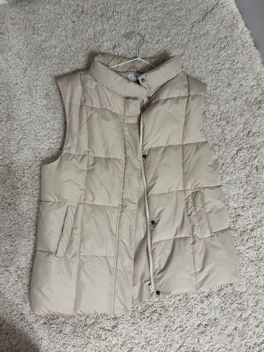 Жилетка бежевая М 600 грн