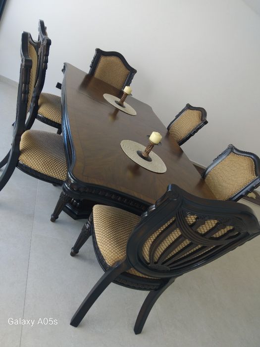 Conjunto de Mesa de Jantar Clássica em Madeira Maciça + 6 Cadeiras (Excelente Estado)