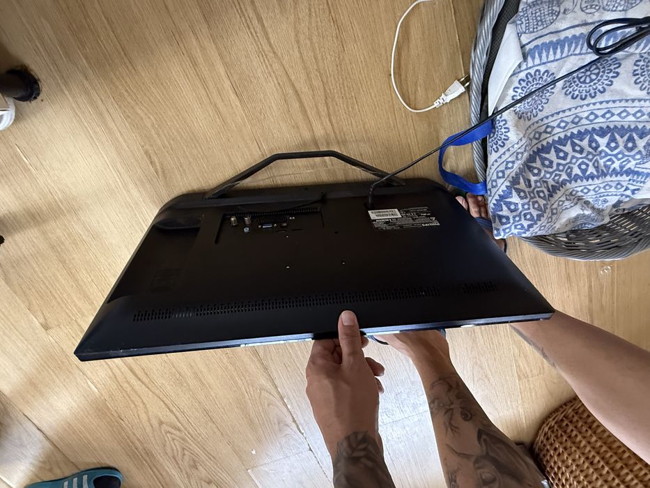 Phillips TV with Remote Control64553118457345121