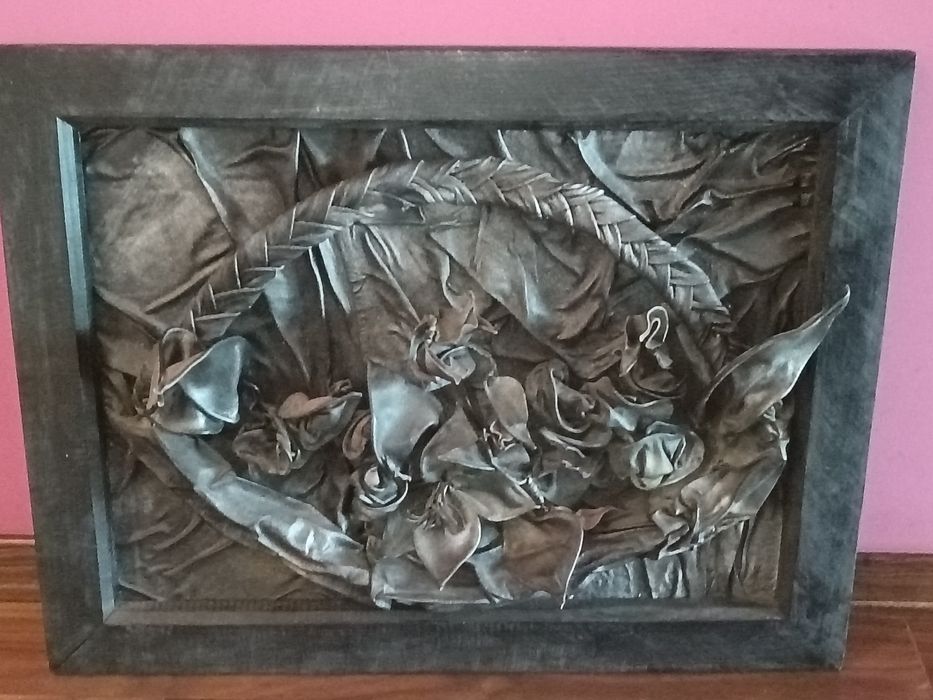 Obraz drzewo i czarna skóra.