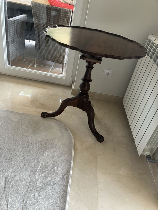 Mesa circular de pé triplo