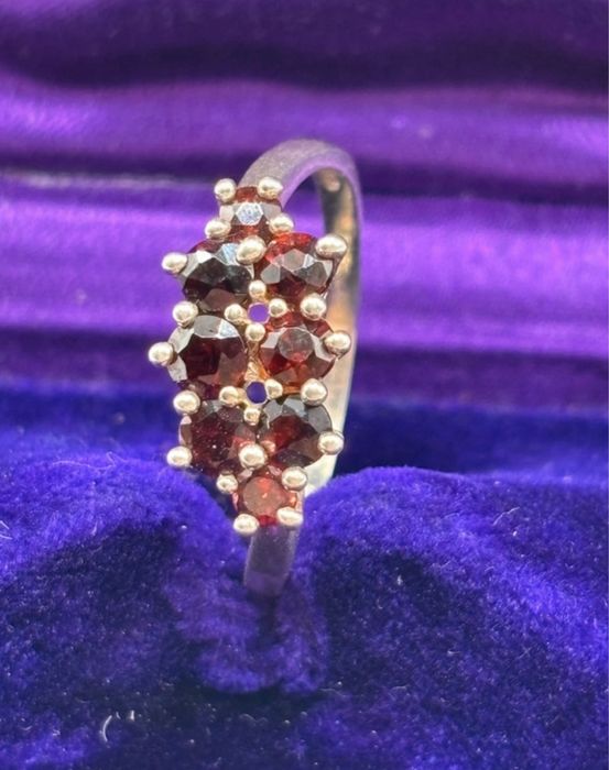 Srebrny pierścionek z granatami 0941