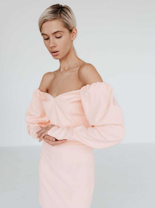 Сукня персикова коротка