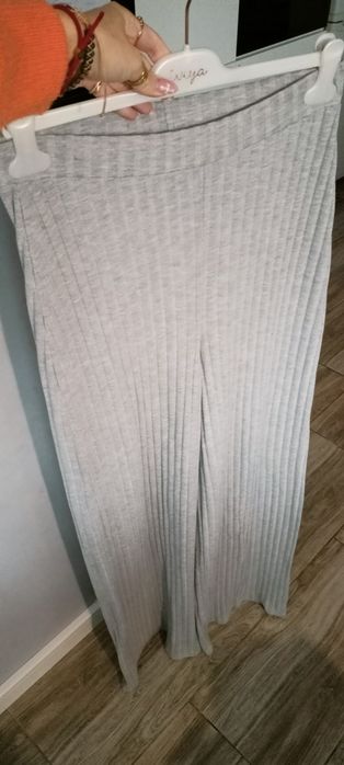 Szare spodnie prążek r42