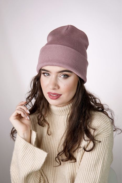 Однотонна подвійна шапка з відворотом, є багато кольорів