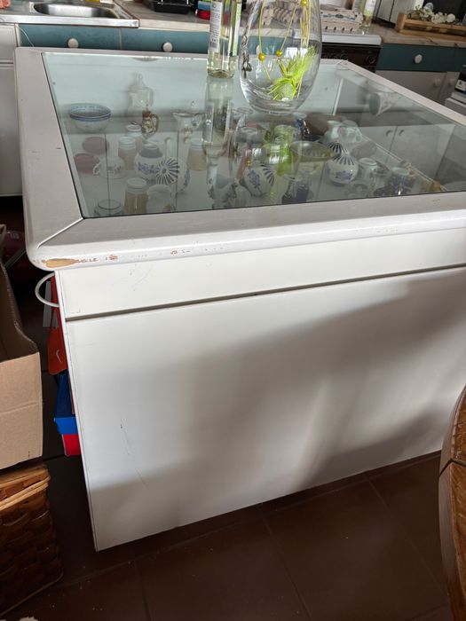 Móvel com arrumação e expositor