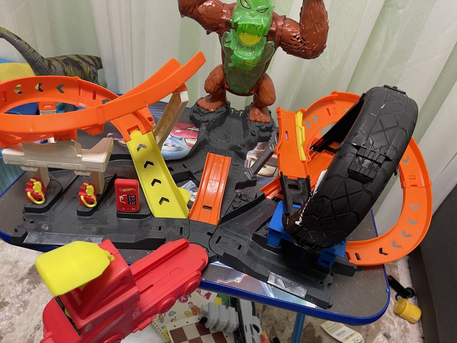 Треки hotwheels і машинки