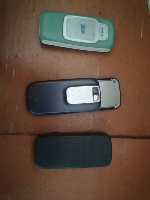 2 telemoveis nokia antigos a funcionar