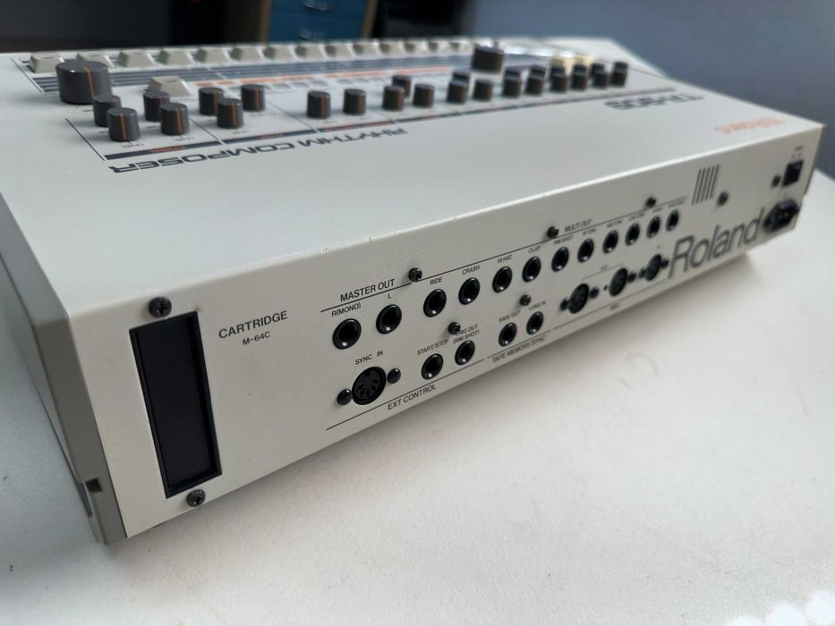 Roland     TR-909