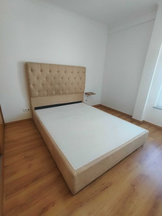 Cama e mesinha de cabeceira