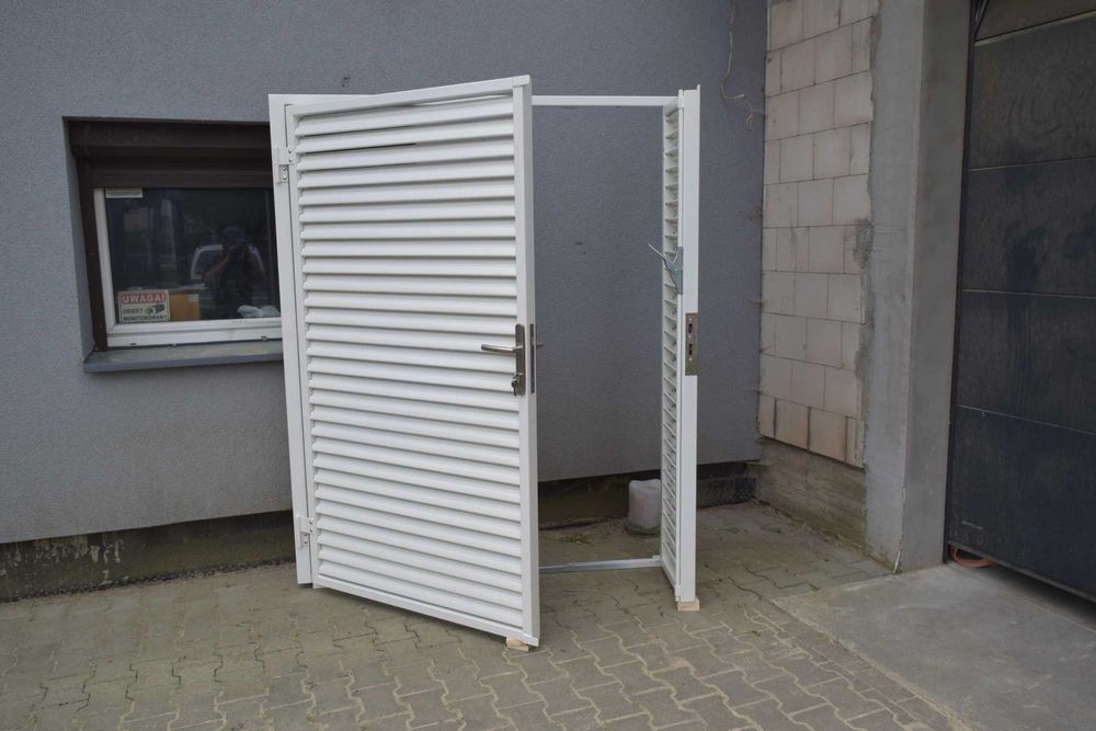 Metalowa ruchoma deseczka drzwi do altany