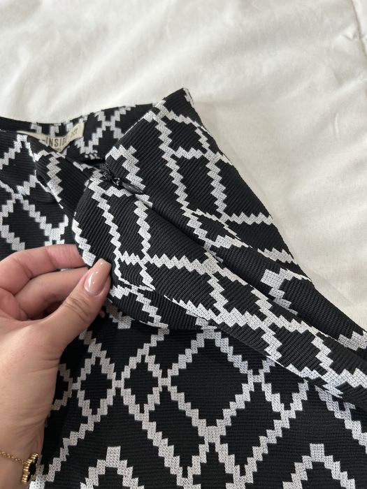 Saia com padrão preto e branco