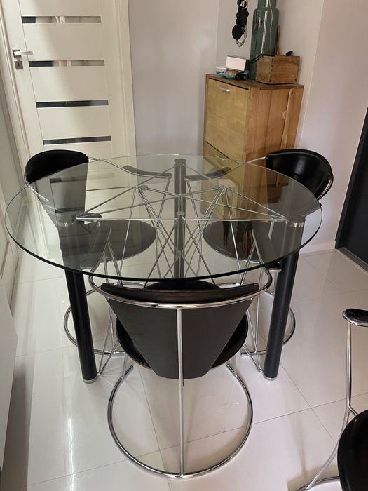 Piękny stół Glamour , lekki , stylowy , chrom skóra .