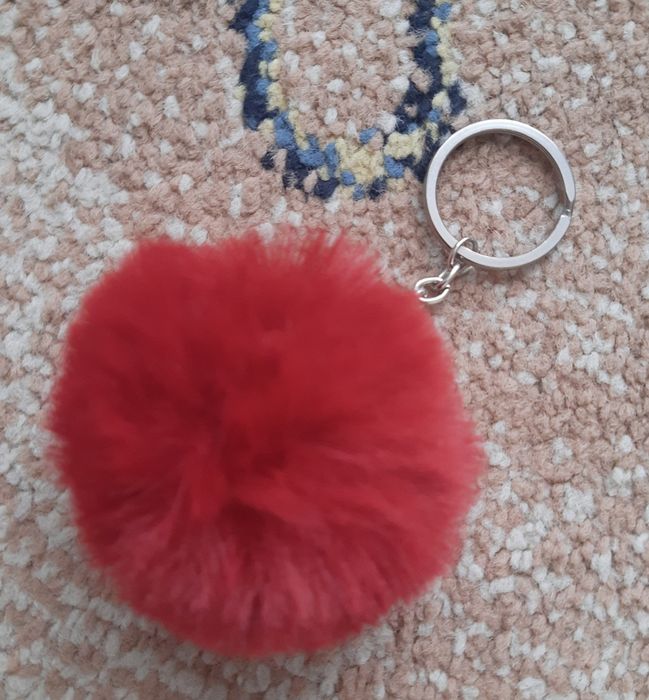 Bordowy pomponik breloczek NOWY