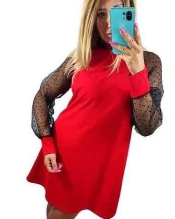 Sukienka czerwona z ozdobnymi rękawami