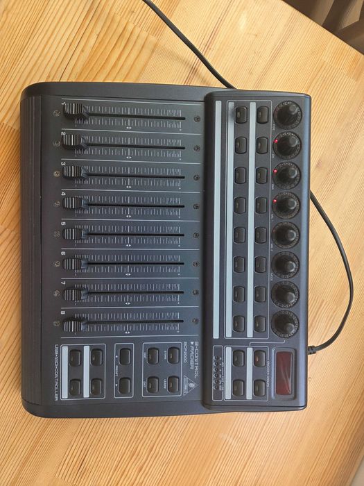 Behringer B-Control Fader BCF2000 (Com Cabo de Alimentação)