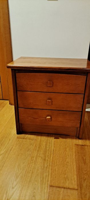 Cama, colchão, mesa de cabeceira