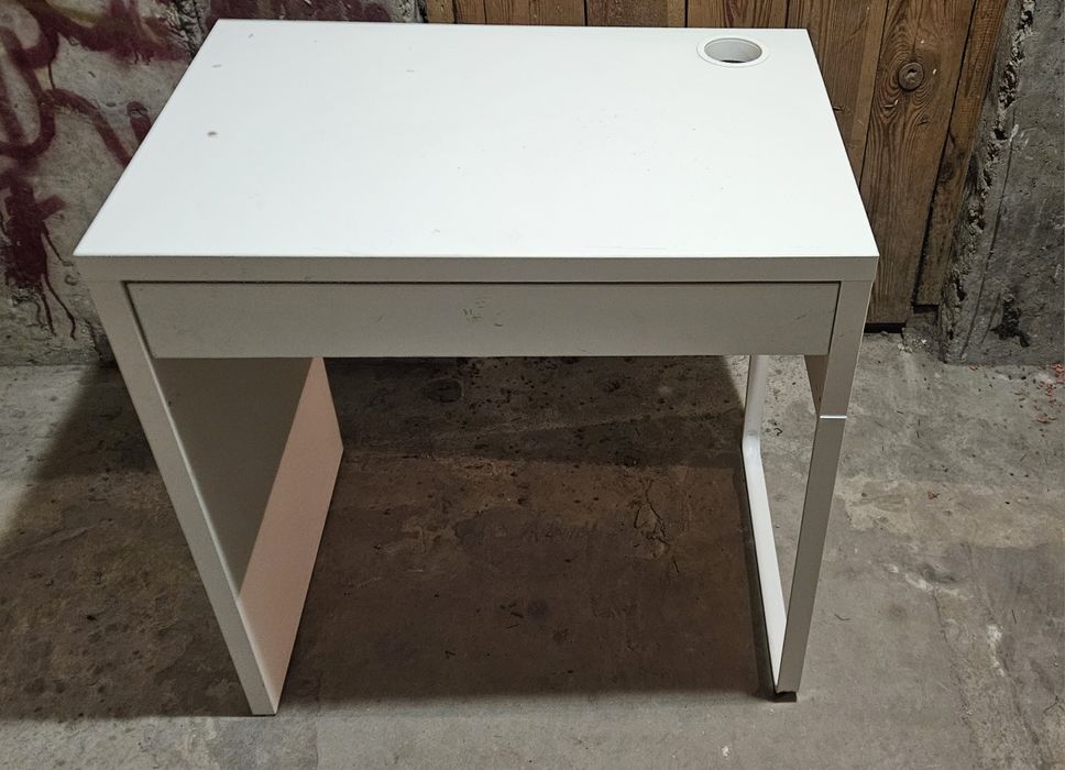 Stolik Ikea Mickie, lampka, krzesło