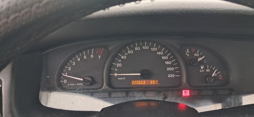 Opel vectra b 2000 року 1.8 бензин