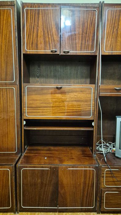 Меблі в гостинну. Стінка радянських часів.