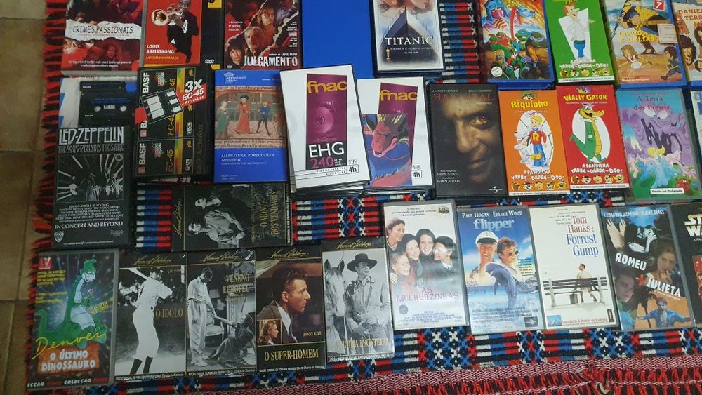 Lote de DVDs e VHS antigas