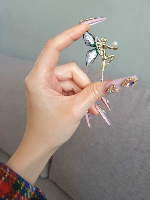 Broche / pregadeira fada dourada azul e roxo, asas acrílico e cristais