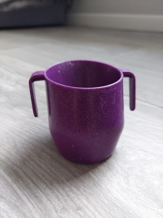 Kubeczek do nauki picia Doidy Cup 200 ml jagodowy z brokatem