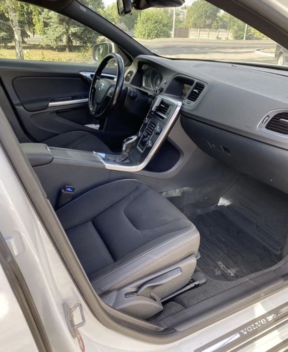 автомобіль Volvo S60
