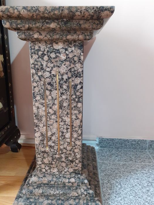 Coluna em granito maciço