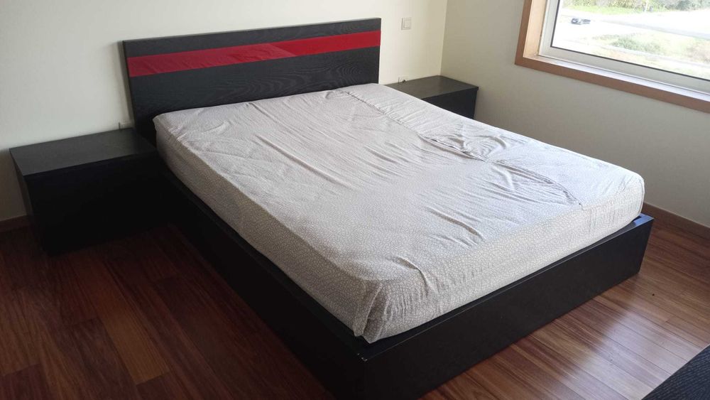 Mobília de quarto — cama de casal + cómoda + mesinhas + espelho